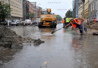 Gdansk podczas ulewy. Nz. Remontowana ulica i torowisko...