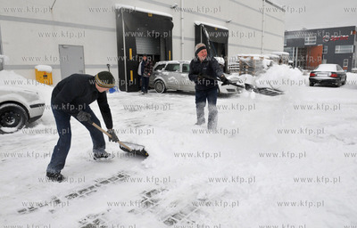 Obfite opady sniegu w Gdansku. Nz. Pracownicy firmy...