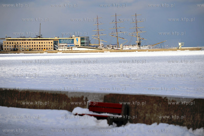 Gdynia zima. Zamaznieta Zatoka Gdanska widziana od...