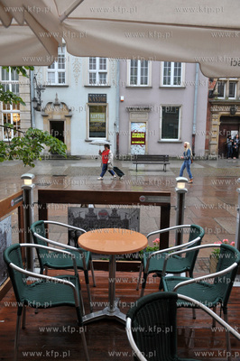 Turysci  uciekaja przed gwaltowana burza, ktora przeszla...