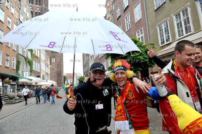 Gdansk, ul. Piwna. Irlandzcy i hiszpanscy kibice bawia...