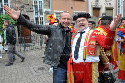 Gdansk, ul. Piwna. Irlandzcy i hiszpanscy kibice bawia...