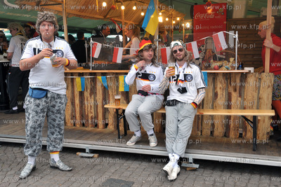 Niemieccy kibice na Targu Weglowym w Gdansku przed...