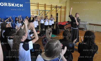 Franciszkanin ojciec Lukasz Buksa podczas reklolekcji...