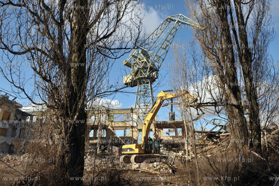 Tereny bylej Stoczni Gdanskiej. Wyburzanie budynku...
