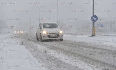 Gdańsk. Śnieżyca na Przymorzu. Nz. ul. Obrońców...