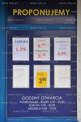 Gdańsk deptak na Żabiance. Tablica z ofertą handlową...