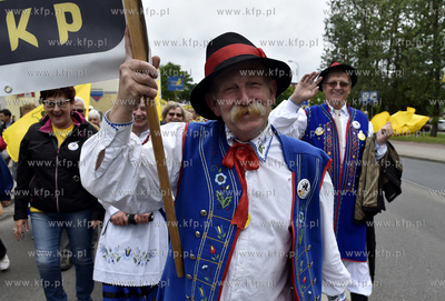 XIX Światowy Zjazd Kaszubów odbył się w Rumi. Przemarsz...