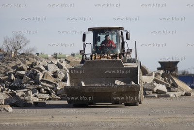Gdansk Zaspa. Wyburzanie dawnego pasa startowego wzdluz...