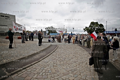 Gdansk. Plac Solidarnosci.Manifestacja Ligi Obrony...