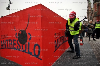 Symboliczne pozegnanie antresoli, ktora znajduje sie...