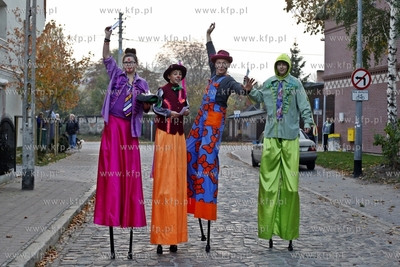 Gdansk Letnica. Parada szczudlarzy, ktora miala na...