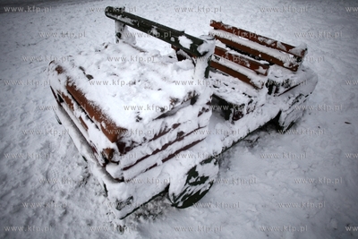 Gdansk Zaspa. Nz. zasniezony plac zabaw przy ul.Startowej....