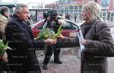 Dzien kobiet. Przewodniczacy Samoobrony Andrzej Lepper...