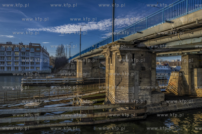 Zamknięty most Siennicki łączący Przeróbkę ze...