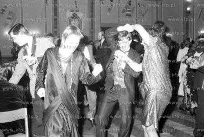 Tance na karnawalowym Balu Prasy w sopockim Grand Hotelu....