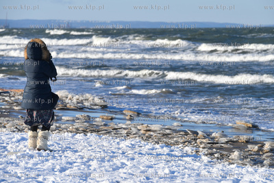 Zimowy spacer po plaży w Sobieszewie 13.02.2021 fot....