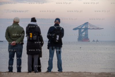 Statek Zhen Hua 36 z czterema potężnymi suwnicami...