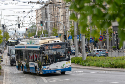 Ul. 10 lutego. Komunikacja miejska w Gdyni. Linia 28...