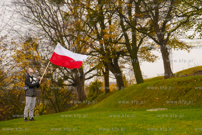 Góra Gradowa. Flagi dla mieszkańców i turystów...