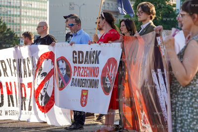 Gdańsk, Plac Solidarności. Demonstracja, pod hasłem...