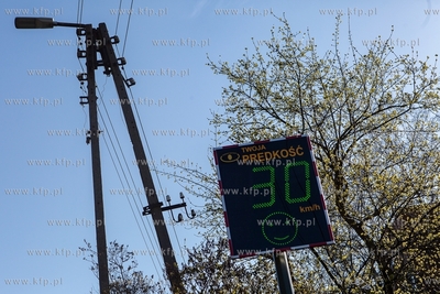 Tablica z pomiarem prędkości przy szkole podstawowej...