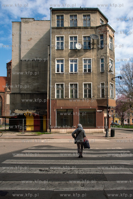 Niszczejąca,  przedwojenna kamienica nr 108 u zbiegu...