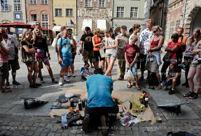 Gdansk. Dlugi Targ pelen turystow. Malarz wykonujacy...