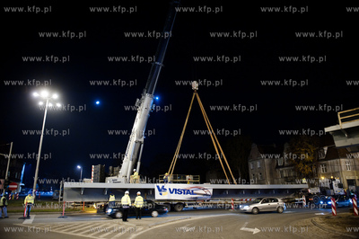 Gdansk - Wrzeszcz. Montaz kolejnych elementow estakady...