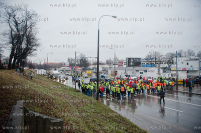 Gdansk. Trakt Sw. Wojciecha. Rybacy blokujac przejscie...