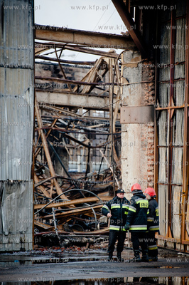Gdansk. Dogaszanie doszczetnie spalonej hali produkcyjnej...