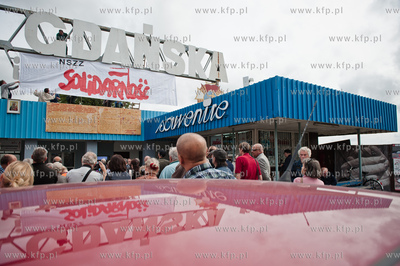 Gdansk. Brama Historyczna nr 2 Stoczni Gdanskiej. Stoczniowcy...