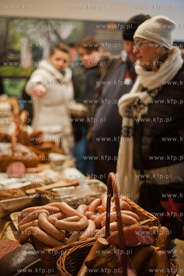 Gdansk. Oliwa. Dom Zarazy. Bazar nisko przetworzonej...