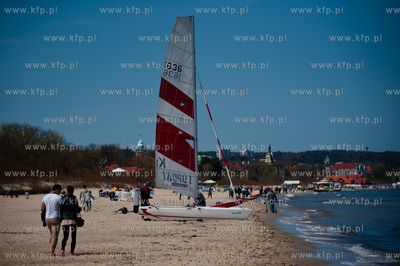 Tlumy mieszkancow i turystow na plazy i ulicach Sopotu,...