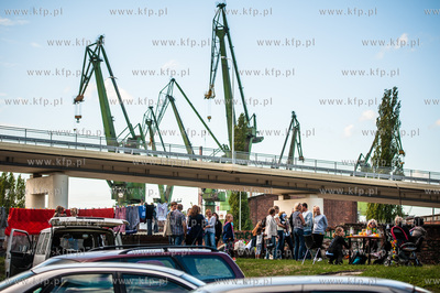 Gdansk. Podworko ulic Robotniczej i Jana z Kolna. Sasiedzi...