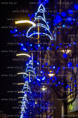 Gdynia. Swiateczne iluminacje na ul. Swietojanskiej...