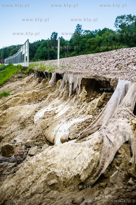 Gdańsk. Uszkodzony przez silne opady deszczu nasyp...