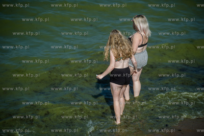 Gdańsk. Czerwona flaga na kąpielisku miejskim w Brzeźnie,...