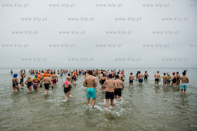 Plaża w Sopocie. Charytatywne morsowanie, w czasie...
