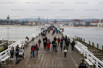 Sopot. Molo. Niedzielni spacerowicze, ktorych nie odstrasza...