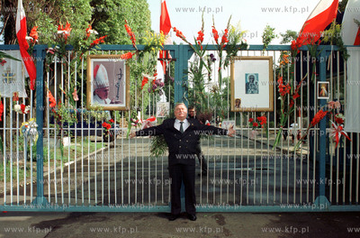   Lech Walesa pod brama nr 2 Stoczni Gdanskiej. Obchody...