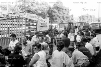 Protest rolnikow przed Urzedem Wojewodzkim na ul.Okopowej...