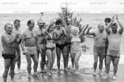 Gdanskie morsy witaja Nowy Rok na plazy w Jelitkowie.1.01.1989...
