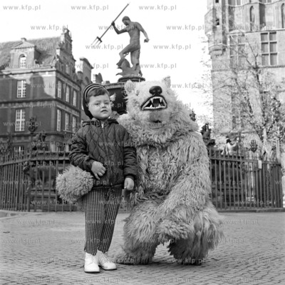 Maly Macius pozuje do zdjecia z bialym niedzwiedziem...