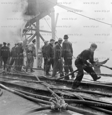 Pozar ropy rozlanej na powiechrzni basenu stoczniowego...