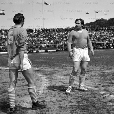 Mecz aktorzy kontra prasa na stadionie Lechii Gdansk...