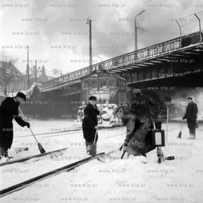 Walka z zimą na torowisku kolejowym pod dawnym wiaduktem...