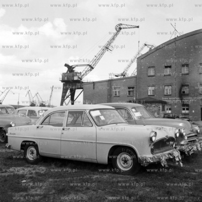 Samochody przeznaczone na eksport stoją na parkingu...