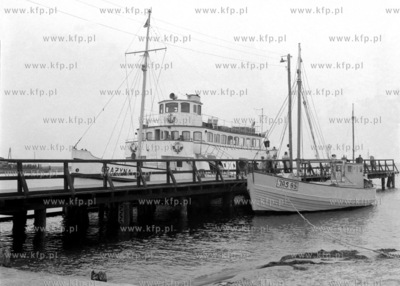 Statek białej floty Grażyna stoi przycumowany do...