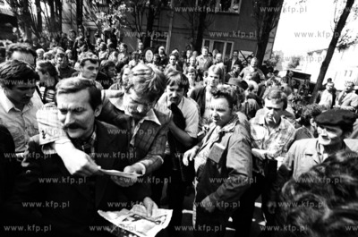 Strajk w Stoczni Gdanskiej im. Lenina Nz. stoczniowcy...